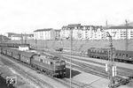 E 40 061 (Bw Offenburg) verlässt mit P 3246 den Heidelberger Hauptbahnhof, während im Hintergrund die Karlsruher E 41 035 dort einfährt. (15.03.1958) <i>Foto: Helmut Röth *</i>