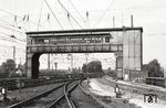 Das E43-Brückenstellwerk "Hpn" (Hamm Personenbahnhof Nord) im Bahnhof Hamm/Westf. Im Zuge der Beseitigung der Weichenverbindungen zur Posthalle wurde es gleich mit abgerissen. (09.1975) <i>Foto: Benno Wiesmüller</i>