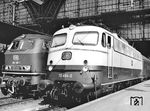 112 494 (Bw Frankfurt/M-1) vor einem F-Zug im Frankfurter Hbf. Daneben hat sich die Limburger 216 108 gesellt. (1969) <i>Foto: Reinhold Palm</i>