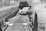 Autobeladung am Autoreisezug nach Verona im Bahnhof Köln-Deutz Tief. Die Wagen erklimmt gerade ein Mercedes 180 (W 120, gebaut von 1953 bis 1957). Vor dem Zug wartet geduldig eine pr. T 18 vom Bw Köln-Deutzerfeld. (1963) <i>Foto: Fischer</i>