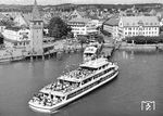 Da der Hafen Konstanz nach dem Zweiten Weltkrieg neben der MS "Reichenau II" nur kleine Motorboote für die Bodenseeschiffahrt erhalten hatte, gab die Deutsche Bundesbahn 1961 bei der Bodanwerft in Kressbronn ein Dreideckmotorschiff für 1100 Personen in Auftrag. Das Schiff sollte u.a. die Ende 1961 ausgemusterte "Hohentwiel" ersetzen. Am 18.11.1961 gab es in der Bodanwerft jedoch ein Explosionsunglück mit mehreren Toten und Schwerverletzten. Auch am Neubau der "München" entstand schwerer Schaden, so dass sich die Fertigstellung um mehrere Monate verzögerte. Am 1. August 1962 konnte schließlich die "München" mit 57,5 m Länge und 386 BRT in Betrieb genommen werden. Mit 2x 365 PS erreichte sie auf dem Bodensee eine Geschwindigkeit von 14 Knoten (26 km/h). Die "München", hier bei der Einfahrt nach Lindau, wurde 2005 außer Dienst gestellt. (1963) <i>Foto: Georg Steidl</i>