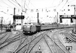 E 10 125 (Bw Köln-Deutzerfeld) bei der Ausfahrt aus dem Kölner Betriebsbahnhof am Hansaring. (1964) <i>Foto: Fischer</i>
