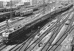 Blick vom Frankfurter Zentralstellwerk auf die in den Hauptbahnhof einfahrende E 10 211 vom Bw Frankfurt/M-1. (1963) <i>Foto: Reinhold Palm</i>