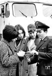 Den drei jungen Damen in Frankfurt Hbf wurde sicherlich gern geholfen. (1967) <i>Foto: Reinhold Palm</i>