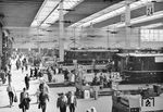 Blick über den Querbahnsteig des Münchener Hauptbahnhofs mit E 41 049 und E 18 02. (1962) <i>Foto: Engels</i>