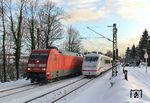 Zugbegegnung zwischen 101 053 vor IC 2024 (Passau - Hamburg-Altona) und 402 010 als ICE 650 (Berlin-Ostbf - Köln Hbf) bei Solingen. (09.12.2010) <i>Foto: Joachim Bügel</i>