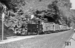 Lok 21 der Kreis Altenaer Eisenbahn (KAE) mit einem Güterzug kurz vor der Einfahrt in den Altenaer Tunnel der KAE. (18.08.1959) <i>Foto: Carl Bellingrodt</i>