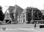 Aus den beiden Koblenzer Ursprungsbahnhöfen, dem Rheinbahnhof (1844 - 1902) und dem Moselbahnhof (1878 - 1902) entstand ab 1899 der neue Hauptbahnhof. Mit der Aufgabe der preußischen Stadtbefestigung von Koblenz ab 1890 entstand Platz für den neuen Bahnhof, dessen Bau dringlich erforderlich schien, da das Vorhalten von zwei Bahnhöfen sich als sehr umständlich erwies, weil durchgehende Züge innerhalb von 900 Meter zweimal halten und Zugreisende, die von Trier kamen und rechtsrheinisch nach Norden weiter wollten, sich umständlich zu Fuß oder mit einer Droschke vom Mosel- zum Rheinbahnhof begeben mussten. In der neuen Südlichen Vorstadt entstand auf dem Gebiet des Moselbahnhofs von 1899 bis 1902 nach Entwurfsskizzen des Regierungsbaumeisters Karl Biecker, die der Landbauinspektor Fritz Klingholz umarbeitete, ein prächtiger Hauptbahnhof. Der Centralbahnhof Coblenz, wie seine offizielle Bezeichnung damals war, wurde am 1. Mai 1902 feierlich eingeweiht. Durch das Hochlegen der Eisenbahntrasse durch die Innenstadt zur Mosel wurde die Stadt allerdings zweigeteilt. Am 1. August 1926 wurde auch bahntechnisch die Änderung der neuen Schreibweise von Koblenz vollzogen, Coblenz Centralbahnhof hieß von nun an „Koblenz Hbf.“ (1963) <i>Foto: Fischer</i>