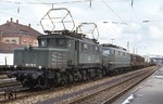 193 018-9 und eine unerkannt gebliebene 150 vor einem Nahgüterzug in Reutlingen Hbf. (22.03.1978) <i>Foto: Peter Schiffer</i>