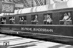 Fahrt des ersten nach dem Krieg wiedereingeführten Rheingoldzuges in Köln Hbf. Das Bild zeigt den Wagen "214 040 Köl", einen der nur für den „Rheingold- Express“ und „Loreley-Express“ umgebauten blauen ABC4üwe-39/52. Diese beiden internationalen F-Züge waren damals noch dreiklassig. Da der Zug fast nur aus Kurswagen bestand, hatten viele der Wagen die 1. bis 3. Klasse. (20.05.1951) <i>Foto: Fischer</i>