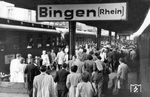 Ankunft gleich meherer Sonderzüge in Bingen am Rhein. (1951) <i>Foto: Below</i>