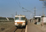 420 694-2 als S 11 nach Bergisch-Gladbach im alten Bahnhof Köln-Nippes. Der heutige S-Bahnhaltepunkt liegt etwa 300m nördlich. (01.03.1978) <i>Foto: Peter Schiffer</i>