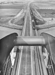 Das prestigeträchtigste DB-Neubauprojekt der Nachkriegszeit war sicherlich der 1958 angestoßene Bau der Vogelfluglinie über den Fehmarnsund als kürzeste Verbindung zwischen dem europäischen Festland und den nordischen Staaten. Eine V 200.1 überquert die markante 963 m lange kombinierte Straßen- und Eisenbahnbrücke über den Fehmarnsund, aufgenommen aus einer Perspektive, wie sie wohl nur Walter Hollnagel konnte. (1963) <i>Foto: Walter Hollnagel</i>