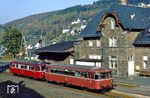 998 919 und 798 632 ist aus Betzdorf in Daaden eingetroffen. (12.11.1984) <i>Foto: Wolfgang Bügel</i>