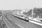 Der TEE 77 "Helvetia" (Zürich - Hamburg) war mit 966 km damals der längste Zuglauf eines DB-Zuges. VT 11 5008 hat soeben den Mannheimer Hauptbahnhof auf dem Weg nach Frankfurt verlassen. (30.03.1958) <i>Foto: Helmut Röth *</i>