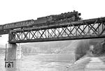 Mit Schrittgeschwindigkeit rollt 39 155 vor E 580 (Hof - Kaiserslautern) über die nur eingleisig befahrbare Notbrücke über den Neckar bei Neckargemünd. (30.03.1958) <i>Foto: Helmut Röth *</i>