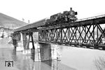 Zurück auf die Notbrücke: Diesmal rollt 38 1869 vom Bw Heidelberg mit E 4889 über die Neckarbrücke. (30.03.1958) <i>Foto: Helmut Röth *</i>