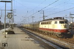 Vorserienlok 103 003-0 mit einem Meßzug des BZA-Minden im Bahnhof Emmerich. (06.12.1978) <i>Foto: Peter Schiffer</i>
