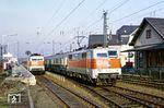 111 154 überholt mit N 5016 nach Köln die in Langenfeld endende S 6 aus Essen mit 111 151. (27.11.1984) <i>Foto: Wolfgang Bügel</i>