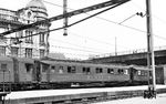 6-achsiger Schlafwagen der DSG (30066) in einem Schnellzug bei der Einfahrt in den Bahnhof Basel SBB.  (07.1951) <i>Foto: Joseph P. Saitta</i>