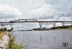 Der D 820 überquert auf dem Weg von Hamburg-Altona nach Westerland die Hochdonner Brücke über den Nord-Ostseekanal. Zuglok ist eine 012 (01.10) des Bw Hamburg-Altona.  (24.06.1972) <i>Foto: Peter Schiffer</i>
