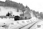 Winter im Allgäu: Trotz der nicht unerheblichen Schneeverhältnisse hat es dieses VT 95/VB 142-Pärchen bis zum Bahnhof Oberstaufen geschafft. (1960) <i>Foto: Georg Steidl</i>