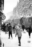 Ankunft eines Wintersportsonderzuges im Bahnhof Altenau im Harz. (1960) <i>Foto: H. Brunotte</i>