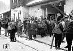 Ankunft von Wintersportlern im Bahnhof Fischen im Allgäu. (1956) <i>Foto: Anzmann</i>