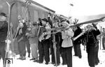 Zünftige Verabschiedung eines Wintersportsonderzuges in Willingen im Sauerland. (1953) <i>Foto: Helmut Först</i>