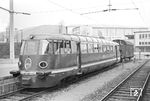 Nachdem die beiden „Gläsernen Züge“ ET 91 seit 1935 erfolgreich im Einsatz waren, ließ die Deutsche Reichsbahn 1936 beim selben Hersteller, der Waggonfabrik Fuchs in Heidelberg, zum Einsatz auf nicht elektrifizierten Strecken einen Dieseltriebwagen (VT 137 240) bauen. 1939 wurden zwei weitere Triebwagen (VT 137 462 und 463) gebaut. VT 137 462 wurde 1944 bei einem Bombenangriff zerstört, die beiden verbliebenen Aussichtstriebwagen wurden von der DB übernommen und als VT 90 500 und 501 eingereiht. Während VT 90 500 von Köln aus eingesetzt wurde, war der in Stuttgart beheimatete VT 90 501 vorwiegend in Baden-Württemberg und Oberbayern eingesetzt und wurde am 22. März 1962 ausgemustert. Das Bild entstand in Gleis 20 des Heidelberger Hauptbahnhofs. (03.05.1958) <i>Foto: Helmut Röth *</i>
