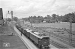 E 75 52 ist mit einem Übergabezug in Brannenburg an der Strecke Rosenheim - Kufstein eingefahren. (19.05.1958) <i>Foto: Helmut Röth *</i>