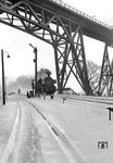 38 1444 (Bw Flensburg) passiert vor der markanten Rendsburger Hochbrücke das Einfahrsignal von Rendsburg.  (13.01.1959) <i>Foto: Walter Hollnagel</i>