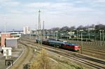 Los geht's für den Dsts 80420 nach Trier mit Zuglok 221 106 und 78 510 sowie 110 002, die für das Nürnberger Museum vorgesehen sind. Wer sich heute an diese Stelle begibt, wird den Bahnhof Opladen nicht mehr wiedererkennen. Das markante Stellwerk "Of", sowie alle Gleise des Güterbahnhofs sind verschwunden. (30.11.1984) <i>Foto: Wolfgang Bügel</i>