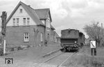Lok 2 "Cloppenburg" mit dem werktäglichen Gmp nach Vechta, dessen Fahrzeit für die 27 km lange Strecke lt. Buchfahrplan rund 100 Minuten betrug, im Bahnhof Vestrup.  (12.05.1961) <i>Foto: Gerd Wolff</i>