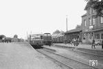 Im Bahnhof Haselünne begegnen sich Diesellok V 01 (MaK, Baujahr 1958) und Triebwagen T 12 (Talbot, Baujahr 1954) der Meppen-Haselünner Eisenbahn. (12.05.1961) <i>Foto: Gerd Wolff</i>