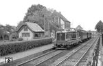 WLE VL 0633 (KHD, Baujahr 1959) mit einem Personenzug im Bahnhof Erwitte. (13.05.1961) <i>Foto: Gerd Wolff</i>