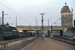 193 012-2 vor einem Durchgangsgüterzug im Bahnhof Esslingen. (05.09.1978) <i>Foto: Peter Schiffer</i>