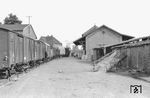 Rustikale Kleinbahnzene im Bahnhof Vreden, auf der Stichstrecke von Stadtlohn, mit WLE Lok 0074. (20.05.1961) <i>Foto: Gerd Wolff</i>