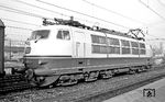 Damals das modernste Zugpferd der DB: 103 129-3 noch im Originalzustand mit Scheren-Stromabnehmern der Bauart DBS 54a und Pufferverkleidung in Stuttgart Hbf.  (18.11.1972) <i>Foto: Burkhard Wollny</i>