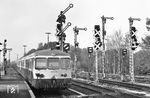 515 612 (Bw Husum) fährt aus dem Bahnhof Rendsburg aus, der sich gerade in Umstellung auf die neue Signaltechnik befindet. Das neue Sp Dr L60-Stellwerk "Rf" ging im Mai 1983 in Betrieb. (05.1983) <i>Foto: Thorsten Eichhorn</i>