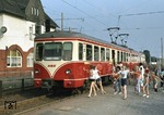 ET 60 der Köln-Bonner-Eisenbahn (KBE) mit gut gelaunter Kinderschar im Bahnhof Rodenkirchen. (28.07.1978) <i>Foto: Peter Schiffer</i>