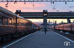 Abendstimmung im Bahnhof Ulan-Ude, der Hauptstadt der russischen Teilrepublik Burjatien im südöstlichen Sibirien. Links steht der Sonderzug "Zarengold", der in den Sommermonaten über die Transsibirische Eisenbahn verkehrt. (18.05.2013) <i>Foto: Burkhard Walbersloh</i>