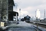 044 652 (ex 44 1650 vom Bw Paderborn) fährt mit einem Güterzug durch Mönchehof, nördlich von Kassel. (03.1969) <i>Foto: Günter Hauthal</i>