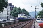 E 12 1266 (Bw Heidelberg) fährt mit dem TEE 22 "Rheinpfeil" (Dortmund – München) durch Bingen. (10.07.1966) <i>Foto: Robin Fell</i>