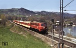 ÖBB 1018.05 (ex E 18 205) vor E 702 "Erzherzog Johann" (Wien - St.Irding) am Traunsee bei Traunkirchen. (04.05.1979) <i>Foto: Peter Schiffer</i>