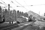 E 94 151 (Bw Rosenheim) mit einem Güterzug am (bayerischen) Einfahrsignal von Brannenburg auf der Strecke Kuftsein - Rosenheim. (19.05.1958) <i>Foto: Helmut Röth *</i>