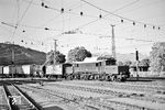 E 94 054 (Bw Rosenheim) fährt mit einem Güterzug in Kufstein ein. (20.05.1958) <i>Foto: Helmut Röth *</i>