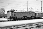 Die Elektroloks der Baureihe E 16 waren die ersten Serienmaschinen der Deutschen Reichsbahn mit einzeln angetriebenen Achsen. 4 Motoren des schweizerischen Buchli-Antriebs mit insgesamt 2000 PS sorgten für mehr als ausreichend Leistungsreserven und eine Höchstgeschwindigkeit von 120 km/h. Dies führte dazu, dass die ab 1926 gebauten Loks noch bis 1978 im Einsatz waren. E 16 14, die hier in Rosenheim eingetroffen ist, wurde am 01.08.1976 als 116 014 ausgemustert. Die letzte E 16 (116 009) wurde am 31.01.1980 abgestellt. (21.05.1958) <i>Foto: Helmut Röth</i>