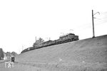 E 94 138 (Bw München Ost) legt sich mit einem Güterzug nach Salzburg bei Landl/Obb. in die Kurve. (22.05.1958) <i>Foto: Helmut Röth *</i>