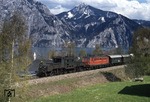 ÖBB 1189.09 leistet einer 1141 Vorspann vor einem Personenzug am Traunsee bei Traunkirchen. (04.05.1979) <i>Foto: Peter Schiffer</i>